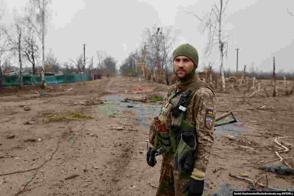 Украинский военный 10-й отдельной горно-штурмовой бригады &quot;Эдельвейс&quot; вблизи линии фронта, с. Тетеревское, Киевская область, март 2022 года / Справа &ndash; март 2024 года