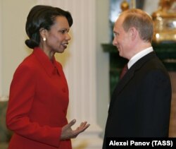 Президент России Владимир Путин на встрече с госсекретарем США Кондолизой Райс перед переговорами в Кремле. Фото ИТАР-ТАСС, 20 апреля 2005 года