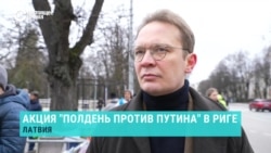 "Пришли специально ради "Полдня". Что говорят россияне в очереди у посольства РФ в Латвии, где проходит голосование 