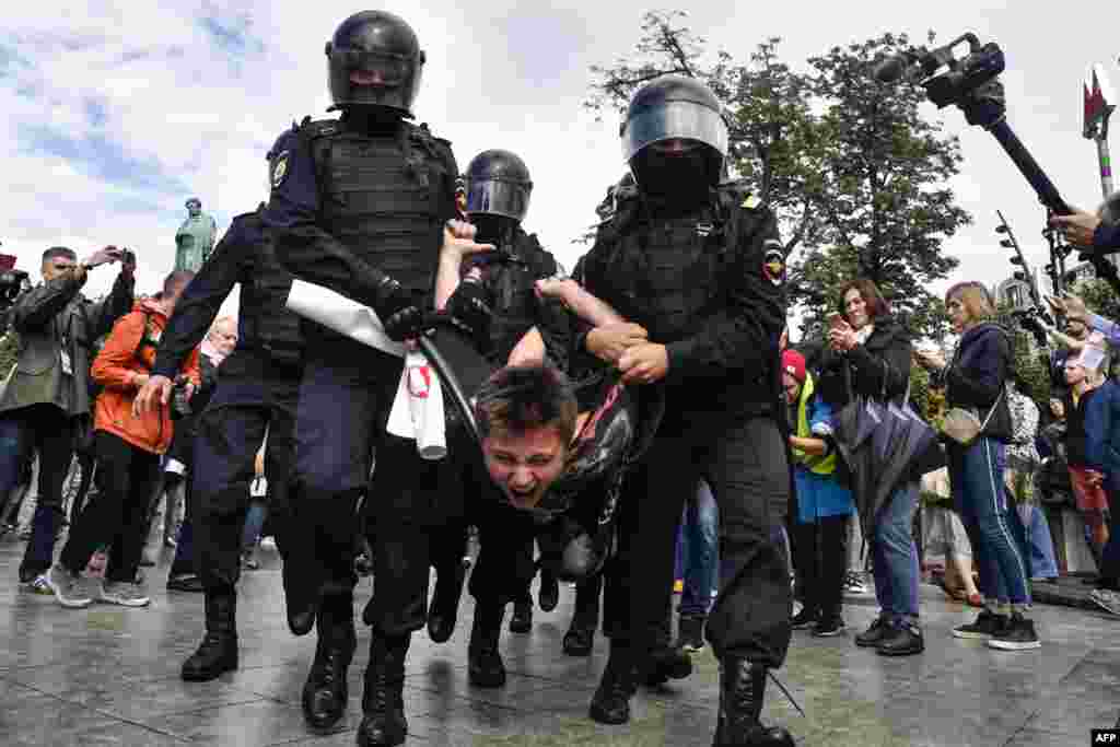 Задержание на Пушкинской площади. Фото: Александр Неменов, AFP