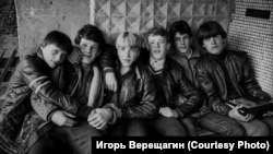 "У подъезда". Братск. 1980-е гг.