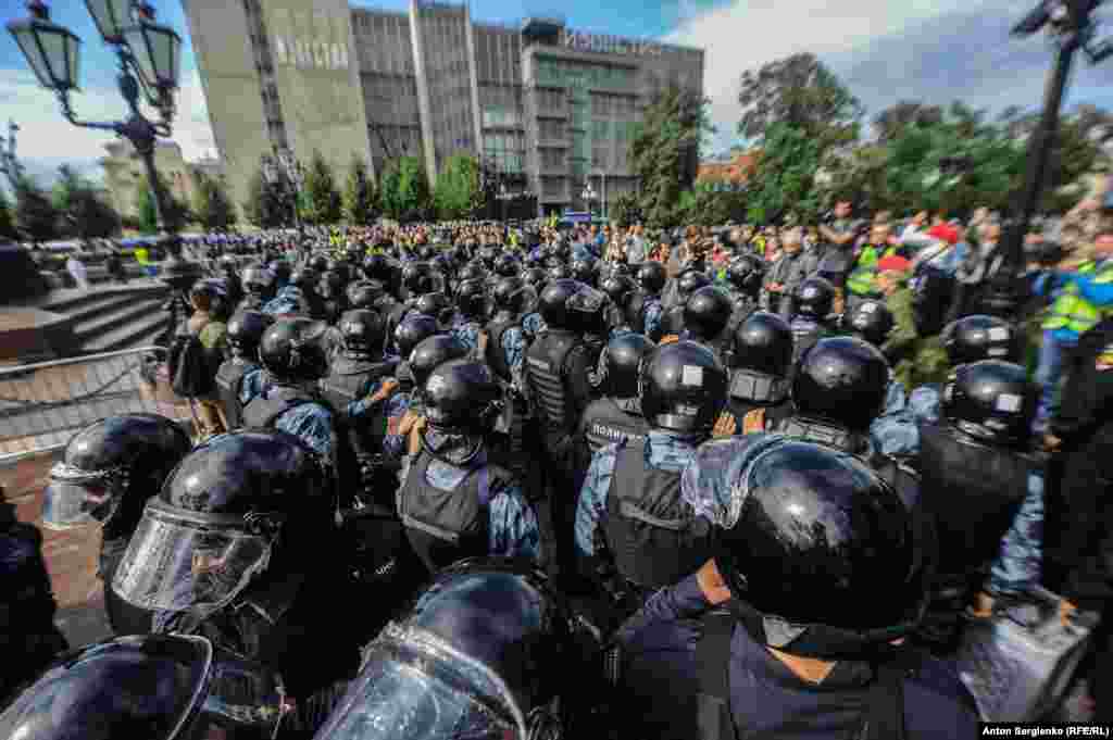 Полиция у здания &quot;Известий&quot; на Пушкинской площади. На этом снимке как раз видно пищевую пленку