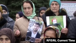 Родственницы пропавших в Дагестане молодых людей на митинге в Махачкале, октябрь 2016 года