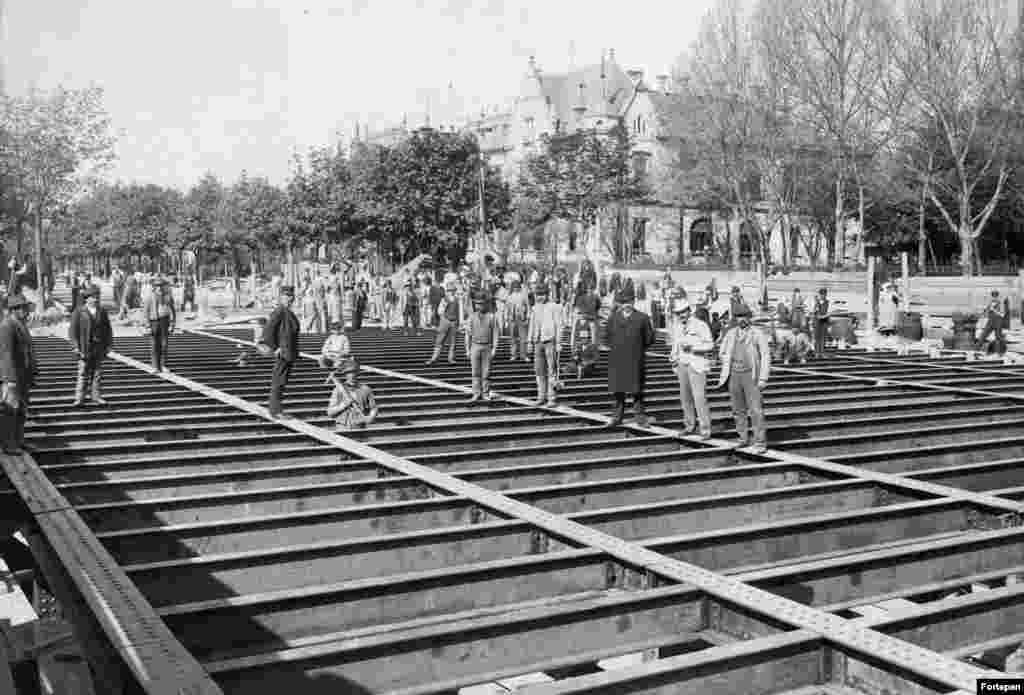 Строительство крыши станции метро Dosza Gyorgy Road, 1893 год. Метро Будапешта&nbsp;&mdash; одно из старейших в мире. Старше него только лондонская подземка