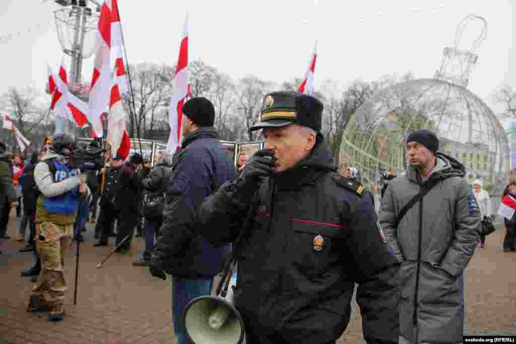 На акции присутствовали сотрудники милиции в форме и в штатском. Автозаков у площади в этот раз не было, но вокруг стояли серые микроавтобусы с тонированными стеклами, отмечал корреспондент белорусской службы Радио Свобода