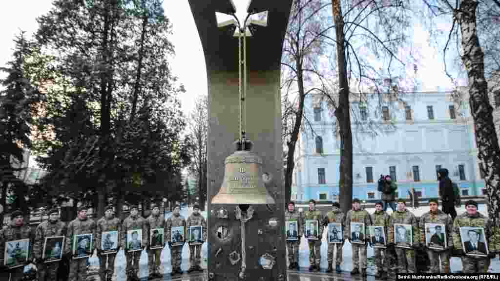 У мемориала ударом в колокол каждый день поминают &quot;военнослужащих Вооруженных сил Украины, которые погибли за свободу, независимость и территориальную целостность Украины, мир во всем мире и порядок&quot;